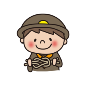 探検隊の格好をして紐の結び方を練習する子供（男の子）