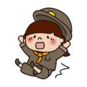 探検隊の格好をして尻もちをつく子供（女の子）