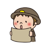 探検隊の格好をして地図を見る子供（男の子）