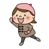 冬にベレー帽をかぶって走る子供（女の子）