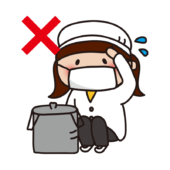 給食を床に置いている子供