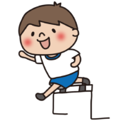 体育でハードルを跳ぶ子供（男の子）