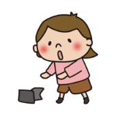 落ちている物に近寄る子供