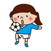 サッカーでリフティングする子供（女の子）