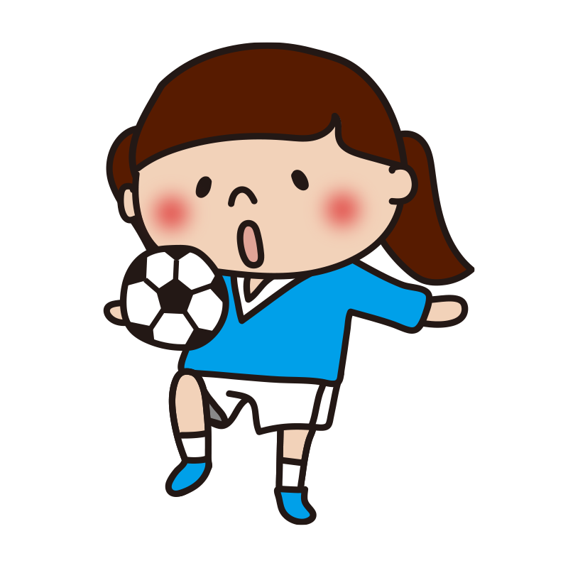 サッカーでリフティングする子供（女の子）