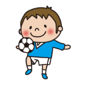 サッカーでリフティングする子供（男の子）