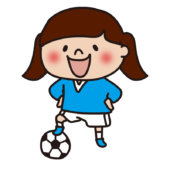 サッカーボールに足を乗せてポーズをとる子供（女の子）