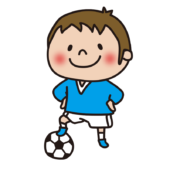 サッカーボールに足を乗せてポーズをとる子供（男の子）