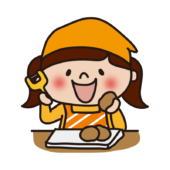 エプロンと三角巾をしてじゃがいもの皮をむく子供（女の子2）