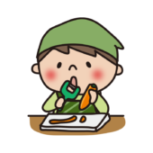 エプロンと三角巾をしてニンジンの皮をむく子供（男の子2）