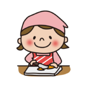 エプロンと三角巾をしてニンジンを切る子供（女の子1）