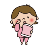 パジャマを着た眠そうな子供（女の子1）