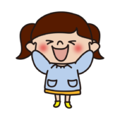 バンザイをしているスモックを着た幼稚園児（女の子2）