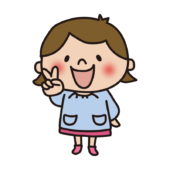 ピースをするスモックを着た幼稚園児（女の子1）