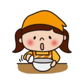 エプロンと三角巾をしてボールで卵を割る子供（女の子2）