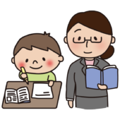 勉強する男の子を見守る眼鏡をかけた女性教師