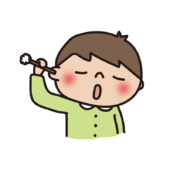 耳かきをする子供（男の子）