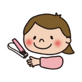 爪切りをする子供（女の子）