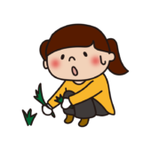 帽子をかぶらず草むしりをする子供（女の子）