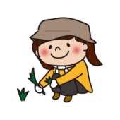 帽子をかぶって草むしりをする子供（女の子）