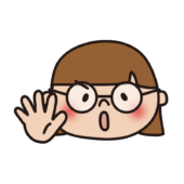 ストップのポーズをする眼鏡の女の子