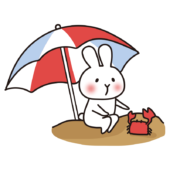 パラソルの下でカニと遊ぶ白いうさぎ