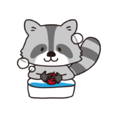 リンゴを洗うアライグマ