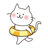 浮き輪を持って走る白い猫