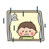 雨の日にがっかりした顔で外を見る子供（男の子）
