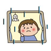 雨の日に困った顔で窓の外を見つめる子供（男の子）