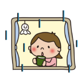 雨の日に温かい飲み物を飲む子供（女の子）