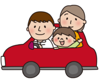 赤い車でドライブする家族（横）