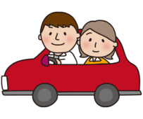 赤い車でドライブする夫婦（横）