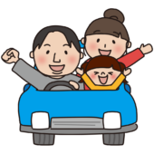 青い車でドライブする家族（正面）