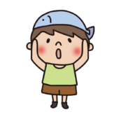 帽子になった魚をかぶる子供（男の子）