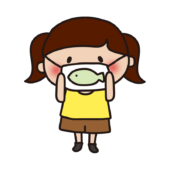 魚のマスクをつける子供（女の子）