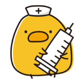 ナースキャップを付けて大きな注射器を持っているまんまるひよこ