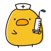 ナースキャップを付けて注射器を持っているまんまるひよこ