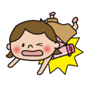 水筒を持ったまま転倒する子供（女の子）