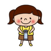 水筒を首から下げる子供（女の子）
