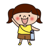 水筒を斜め掛けする子供（女の子）