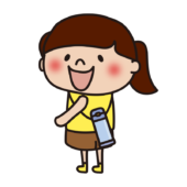 水筒を斜め後ろに掛けている子供（女の子）