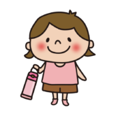 水筒を手で持つ子供（女の子）