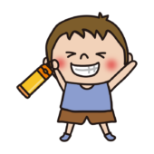 水筒を手で持つ子供（男の子）