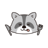 フォークとナイフを持っているアライグマ