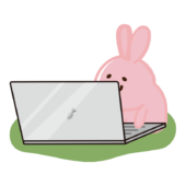 ノートパソコンを開くウサギ