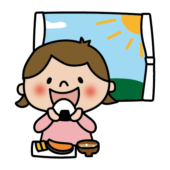 窓の前で和食の朝ごはんを食べる子供（女の子1）