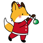 サンタの衣装でクリスマスの飾りつけをするキツネ