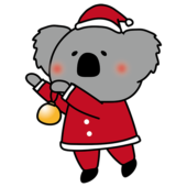 サンタの衣装でクリスマスの飾りつけをするコアラ