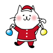 サンタの衣装でクリスマスの飾りつけをする白い猫